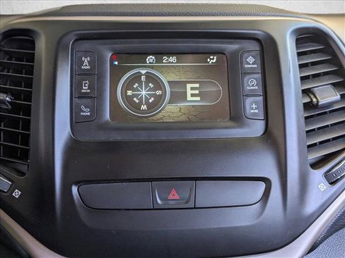 Used 2016 Jeep Cherokee Latitude FWD image 13