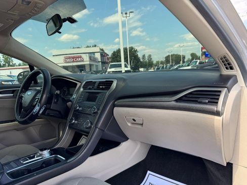 Used 2018 Ford Fusion SE FWD image 19