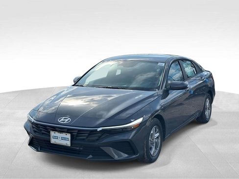 New 2026 Hyundai Elantra SE image 2
