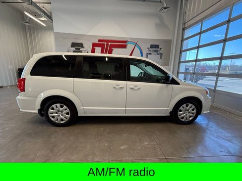Used 2018 Dodge Grand Caravan SE w/ UConnect Hands-Free Group image 2