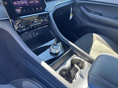 New 2025 Jeep Grand Cherokee Altitude image 37