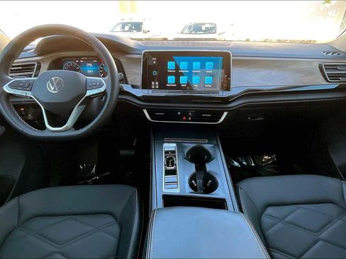 Certified 2024 Volkswagen Atlas SE image 30