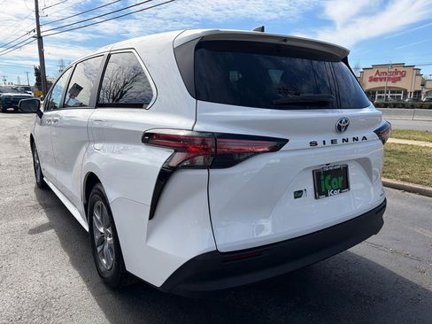 Used 2021 Toyota Sienna LE image 9