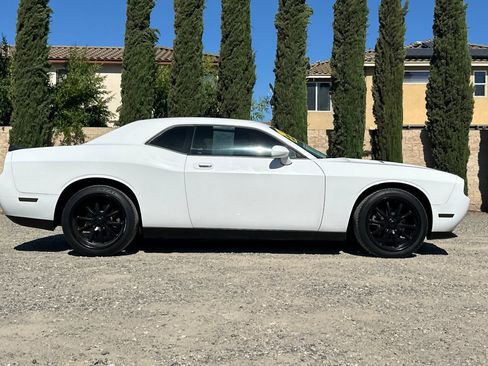 Used 2010 Dodge Challenger SE RWD image 3