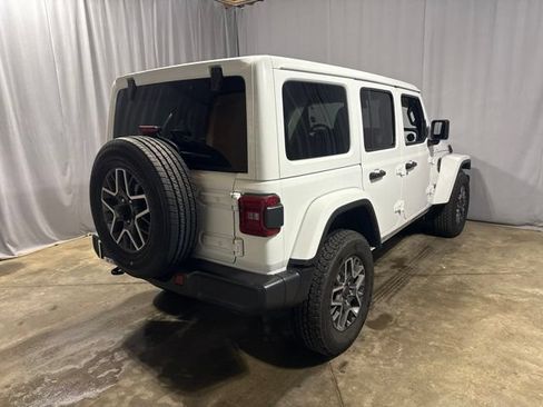 Used 2025 Jeep Wrangler Unlimited Sahara AWD/4WD image 24