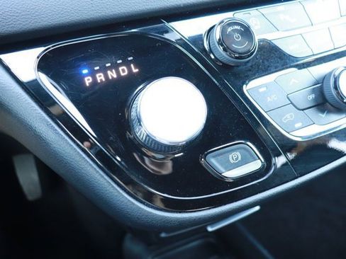 Used 2025 Chrysler Pacifica Select image 17