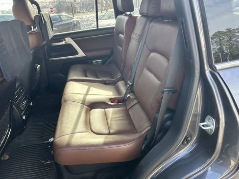 Used 2017 Toyota Land Cruiser image 16