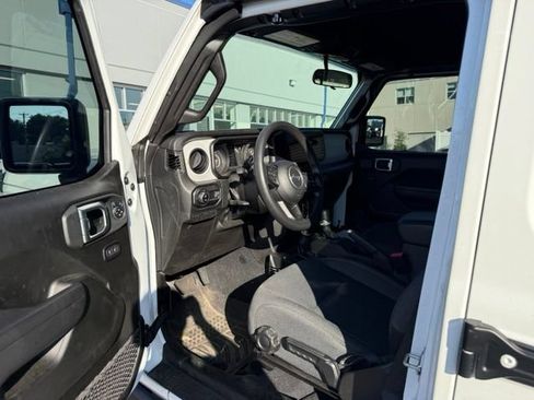 Used 2024 Jeep Gladiator Sport AWD/4WD image 5