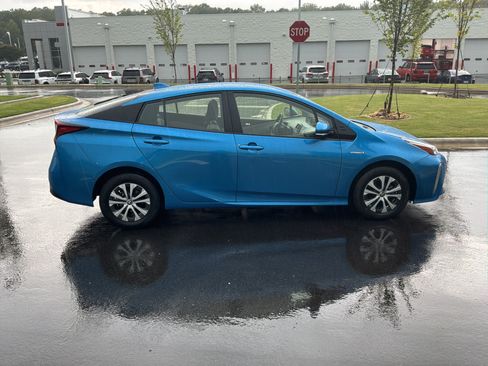 Used 2020 Toyota Prius LE AWD/4WD image 11