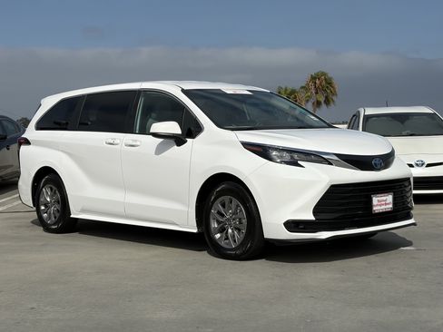 Certified 2025 Toyota Sienna LE FWD image 2