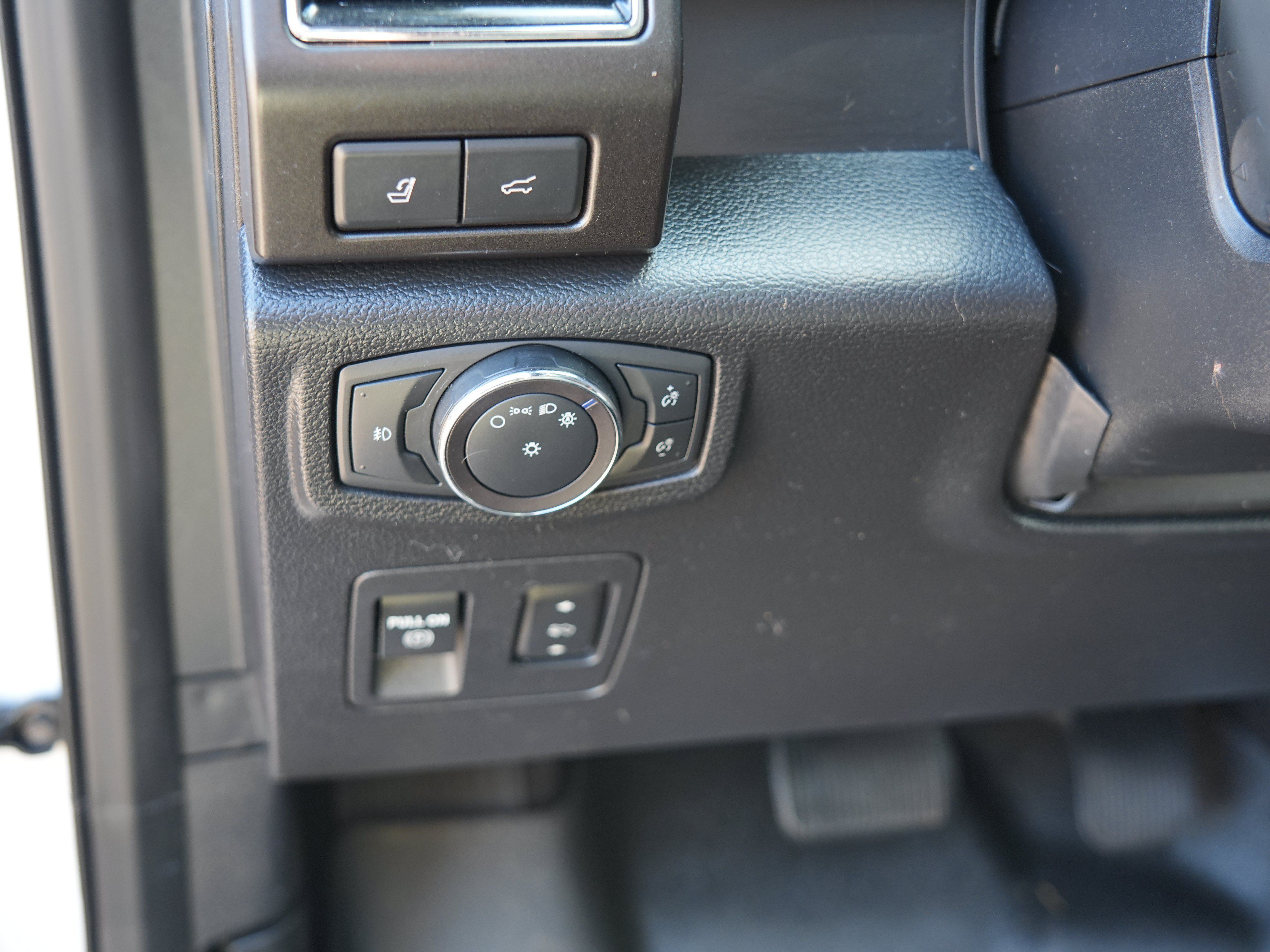 Used 2019 Ford Expedition Limited w/ Equipment Group 301A AWD/4WD image 16