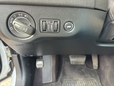 Used 2017 Chrysler 300 C image 18