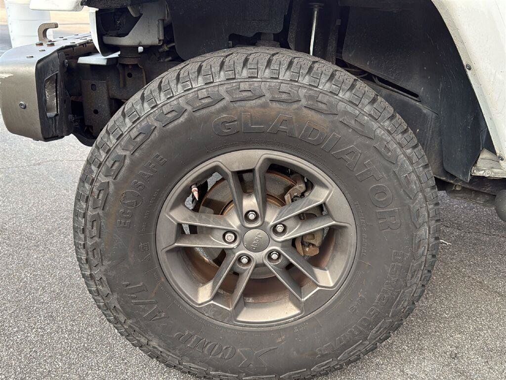 Used 2016 Jeep Wrangler Unlimited Sahara AWD/4WD image 11