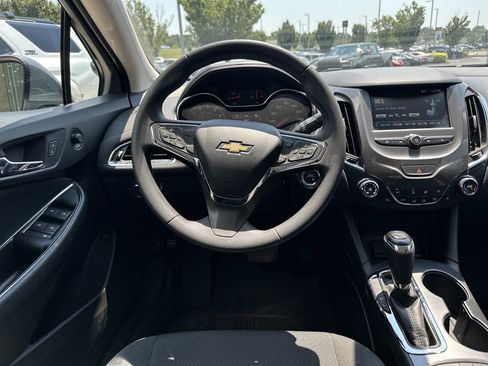 Used 2018 Chevrolet Cruze LT w/ Convenience Package FWD image 16