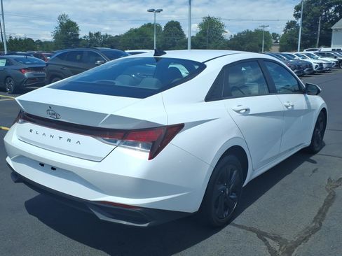 Certified 2022 Hyundai Elantra SEL w/ Preferred Accessory Package FWD image 5