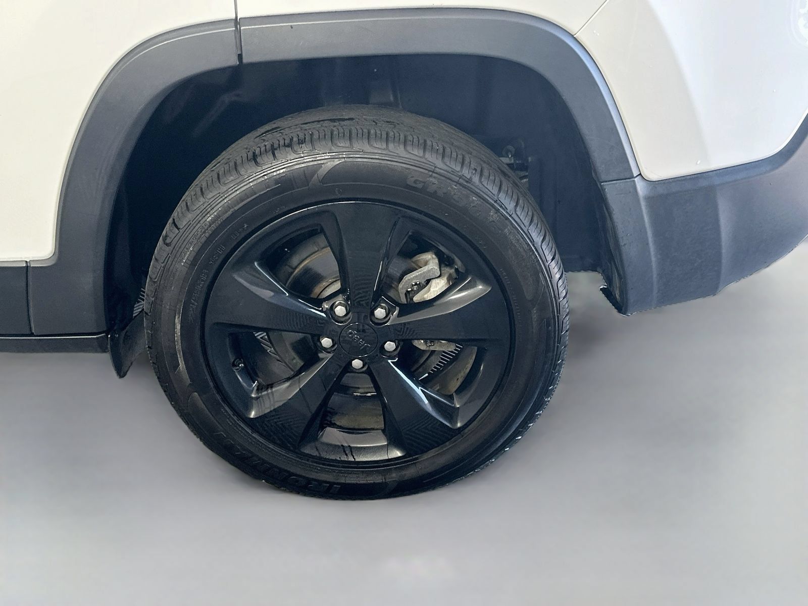 Used 2020 Jeep Cherokee Latitude Plus FWD image 28