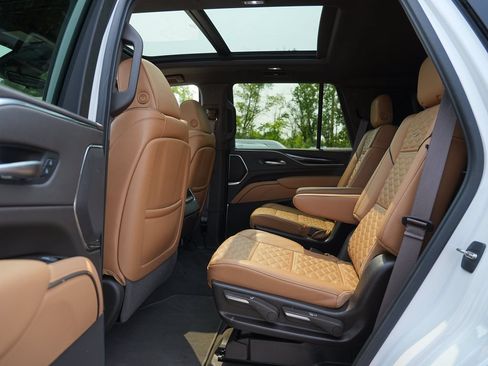 Used 2022 Cadillac Escalade Premium Luxury AWD/4WD image 19