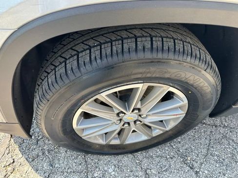 Used 2023 Chevrolet Traverse LT FWD image 11