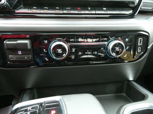 Used 2024 GMC Sierra 1500 SLT w/ SLT Premium Plus Package image 31