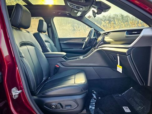 New 2025 Jeep Grand Cherokee Limited image 40