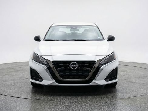 Used 2025 Nissan Altima 2.5 SV image 2