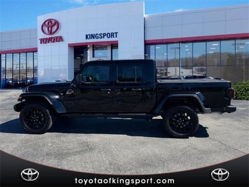 Used 2025 Jeep Gladiator Sport image 2