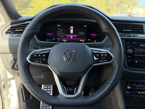 Used 2022 Volkswagen Tiguan SE R-Line image 9