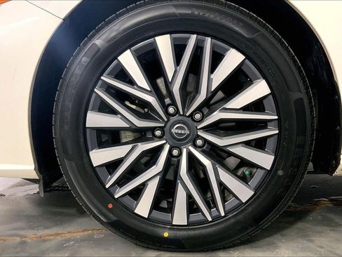 Used 2025 Nissan Altima 2.5 SV image 9