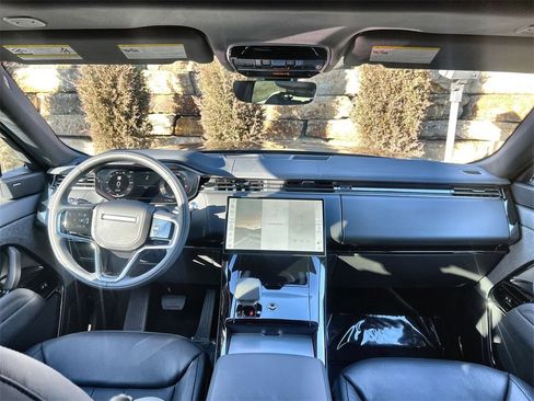 Used 2025 Land Rover Range Rover Sport image 12