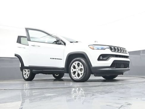 Used 2024 Jeep Compass Latitude AWD/4WD image 43