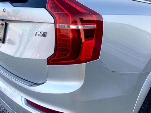 Used 2022 Volvo XC90 T6 Momentum w/ Climate Package image 11