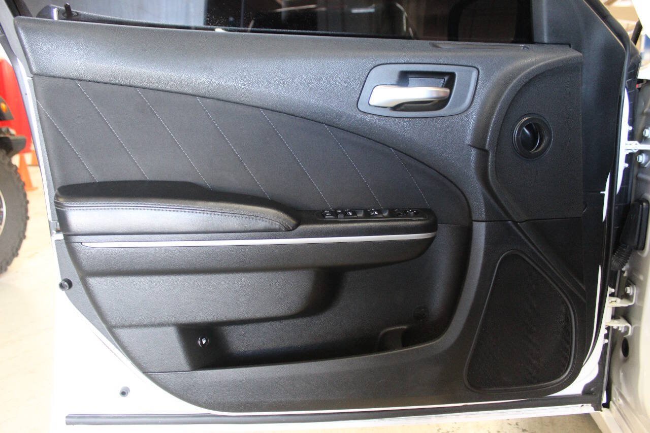 Used 2019 Dodge Charger SXT RWD image 16