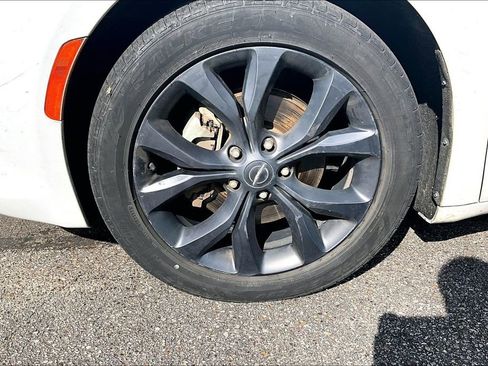 Used 2019 Chrysler Pacifica Limited w/ S Appearance Package image 4