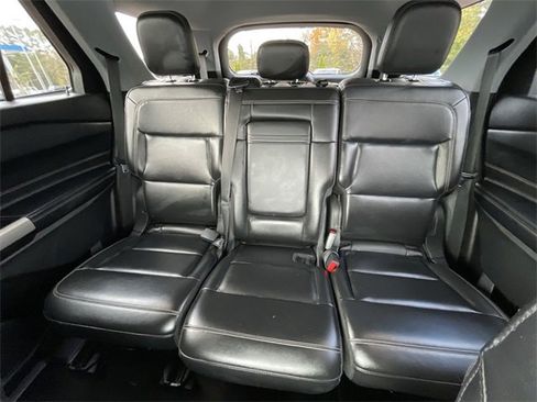 Used 2022 Ford Explorer XLT w/ Equipment Group 202A image 18