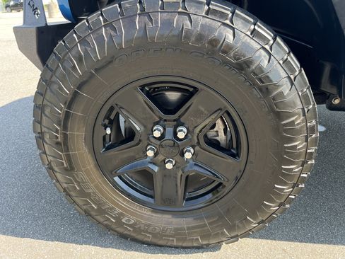 Used 2021 Jeep Gladiator Sport AWD/4WD image 9