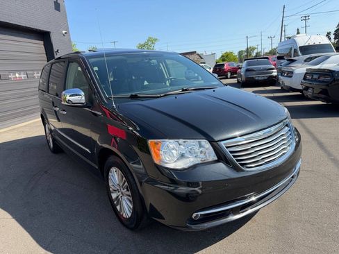 Used 2015 Chrysler Town & Country Touring-L w/ Driver Convenience Group FWD image 3