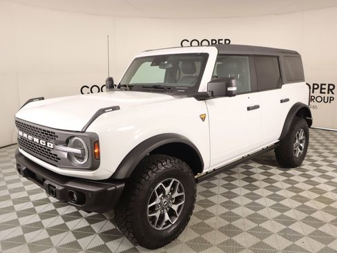 Used 2023 Ford Bronco Badlands image 11