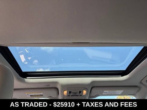Used 2022 Toyota Highlander XLE FWD image 18