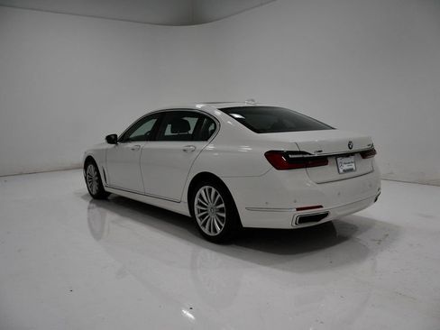 Used 2022 BMW 740i xDrive w/ Premium Package image 3