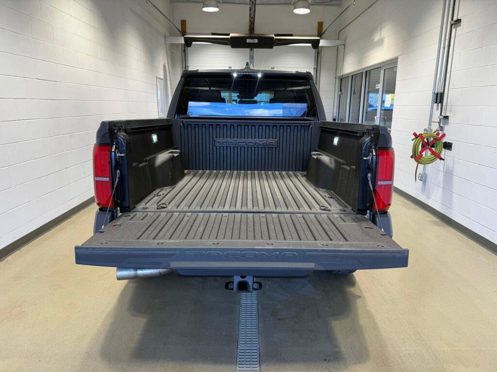 Certified 2025 Toyota Tacoma SR5 AWD/4WD image 7