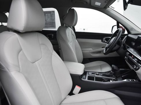 Used 2025 Kia Sorento S image 17