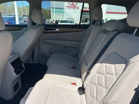 Used 2025 Volkswagen Atlas SE image 12