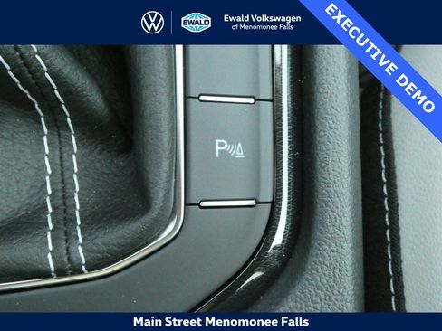 Certified 2025 Volkswagen Taos SE image 19