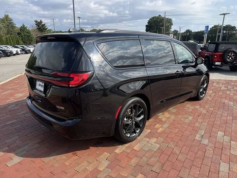 Used 2025 Chrysler Pacifica Limited FWD image 36