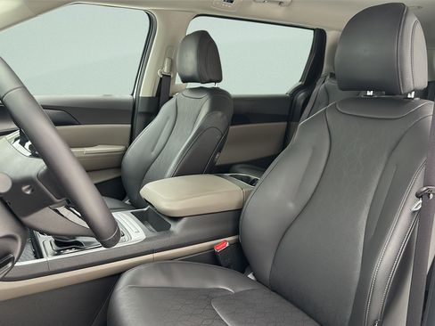 Used 2025 Kia Carnival FWD image 13