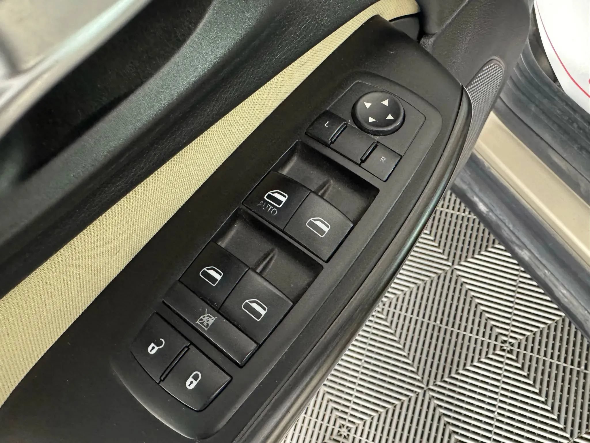 Used 2015 Jeep Cherokee Sport FWD image 34