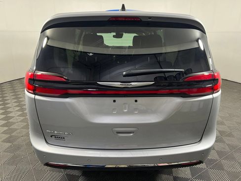 Used 2023 Chrysler Pacifica Touring-L FWD image 5