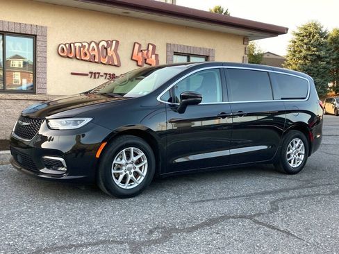 Used 2023 Chrysler Pacifica Touring-L FWD image 4