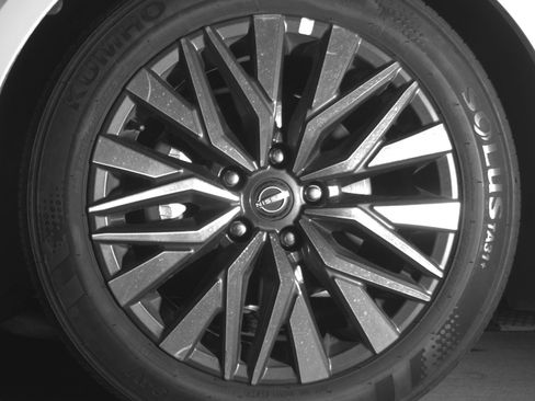 Used 2025 Nissan Altima 2.5 SV FWD image 12