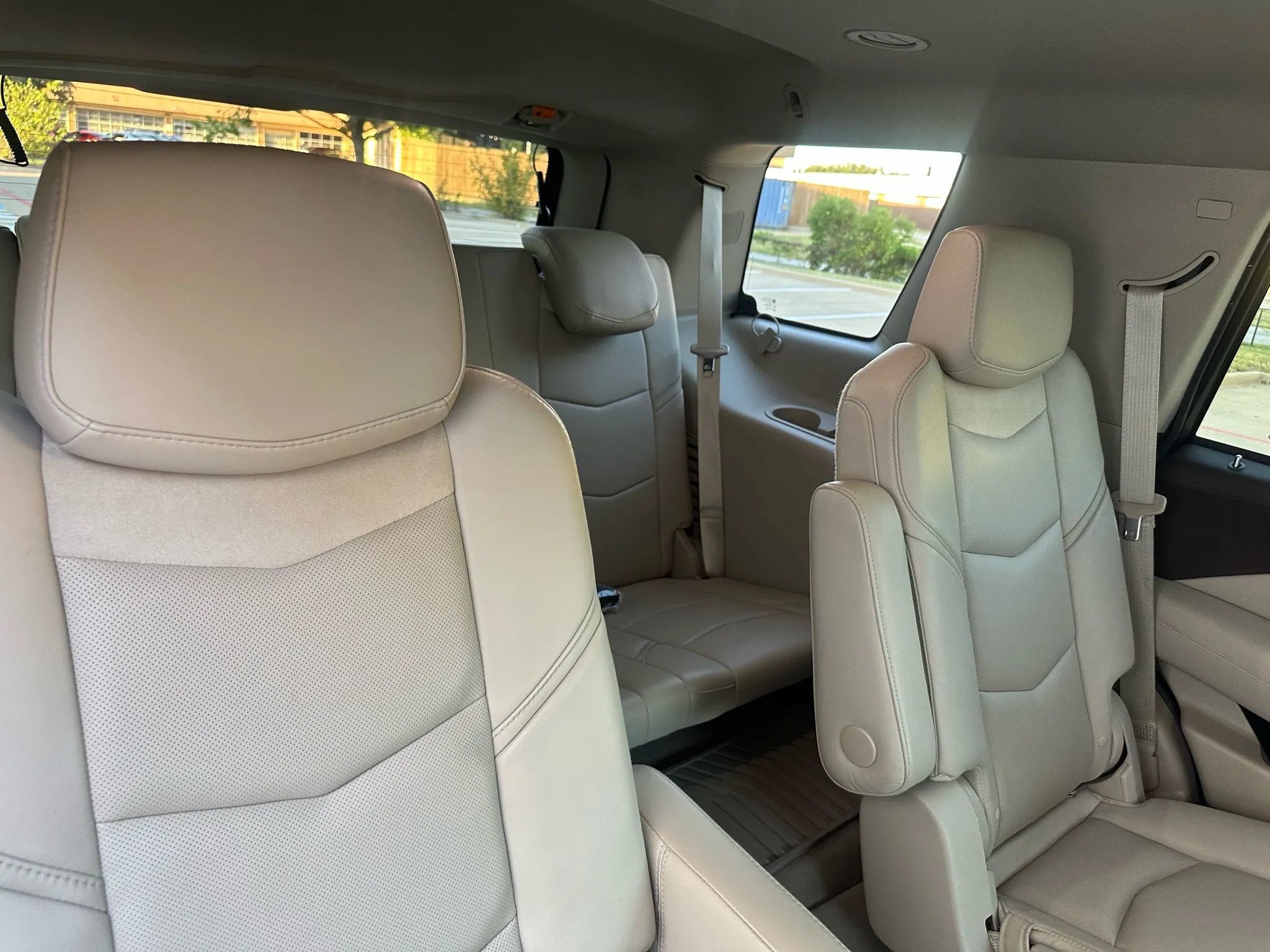 Used 2015 Cadillac Escalade Luxury AWD/4WD image 25